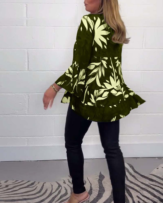 Tryckt blus med klockärm med knapp