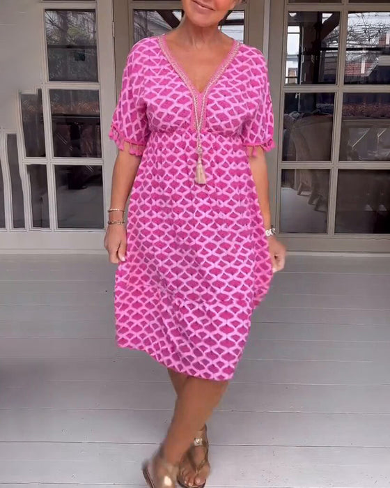 V-ringad klänning med tryck och fransar