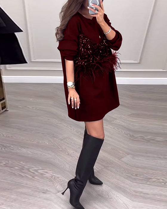 Moderiktig enfärgad klänning med paljett och fjäderpatchwork