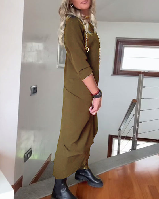 Elegant klänning i enfärgad plisserad rund hals