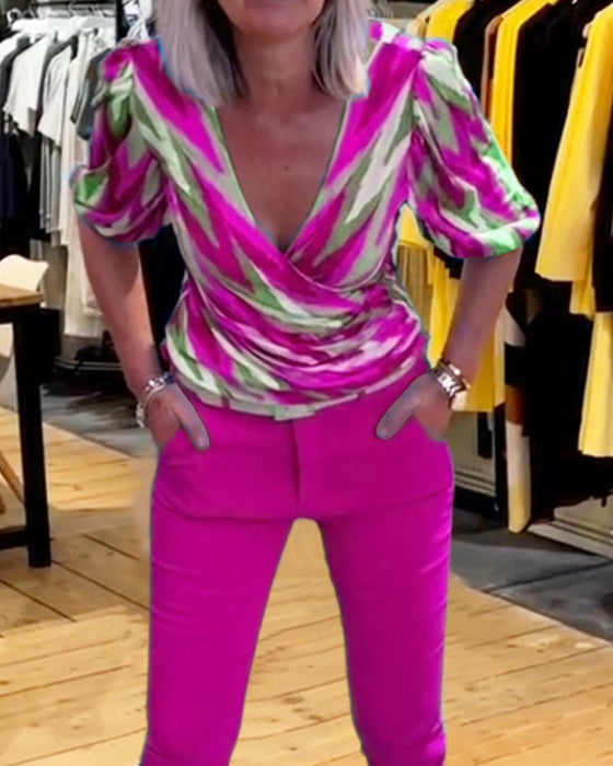 Tryckt avslappnad topp med djupt V