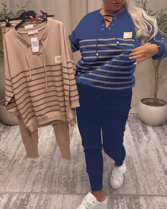 Tvådelat Set Med Avslappnad Randig Sportbyxa Vid Ankeln