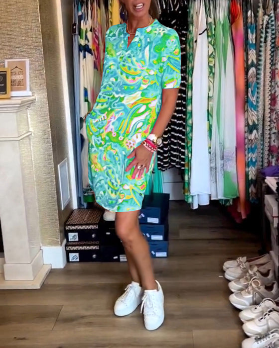 Klänning med fickor och tryck och korta ärmar