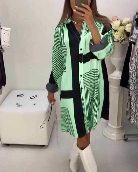 Klänning med knappar och tryck