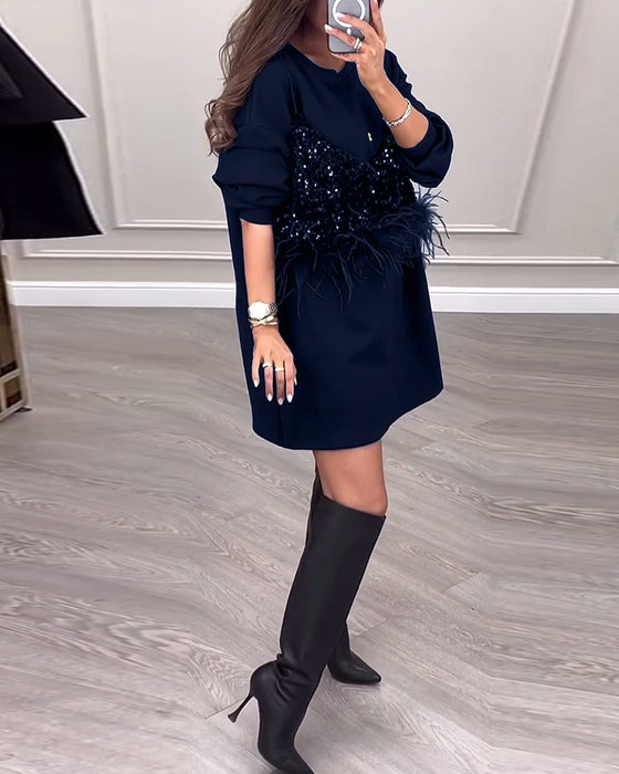 Moderiktig enfärgad klänning med paljett och fjäderpatchwork