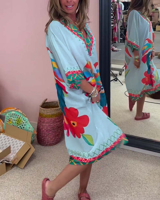 V-ringad klänning med graffititryck