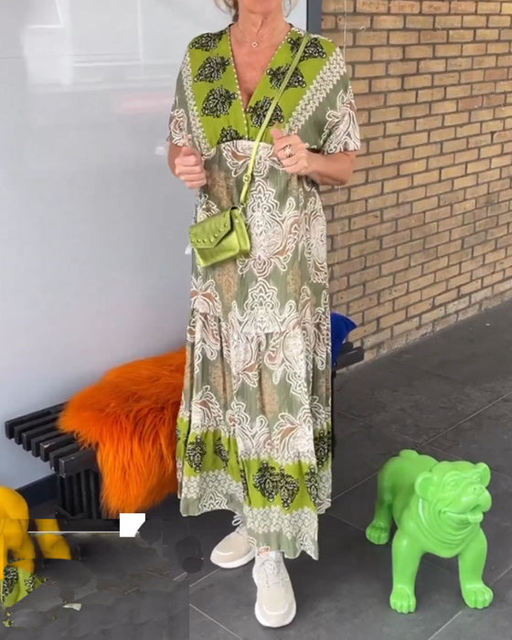 Avslappnad v-ringad kortärmad klänning med tryck