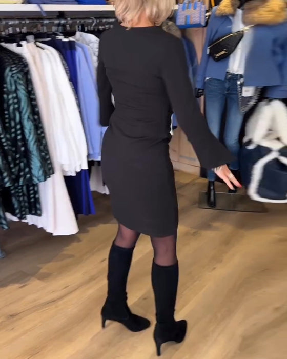 Klänning med V-hals och flarehylsa