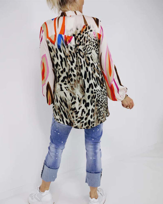 Blus med V-ringning med färgglada tryck