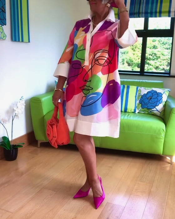 Lapelfärgad klänning med porträtttryck