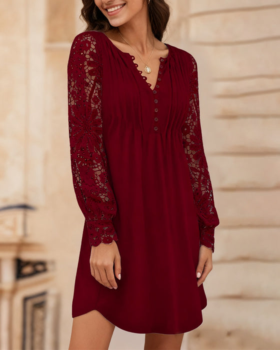 Enfärgad Klänning Med Veck Och Lapptäcktsdetaljer