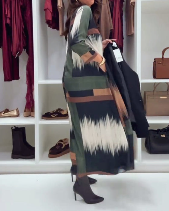 Modig Tryckt Klänning Med Runt Halsutsnitt Och Långa Ärmar