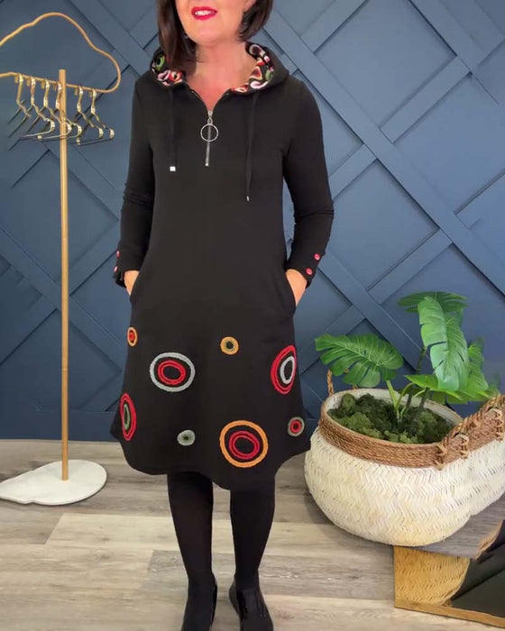 Avslappnad klänning med luva i cirkeltryck med dragkedja