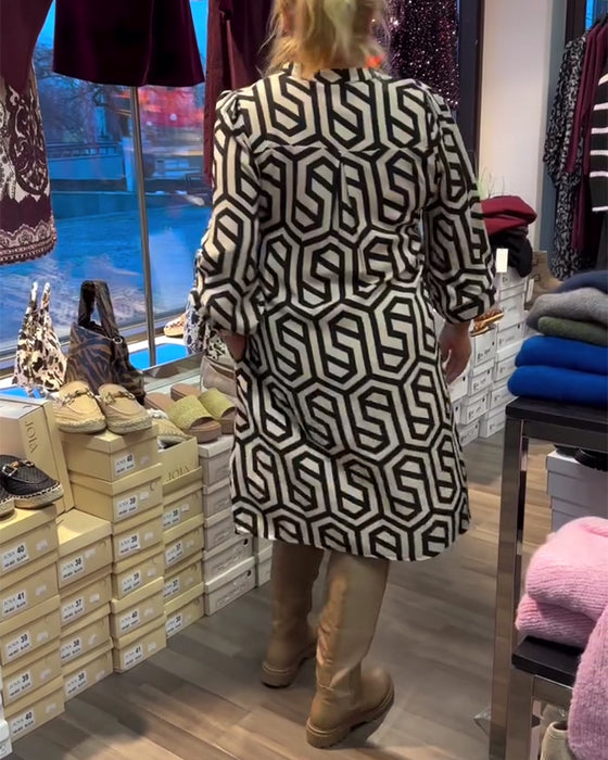 Snygg klänning med v-ringning och geometriskt mönster