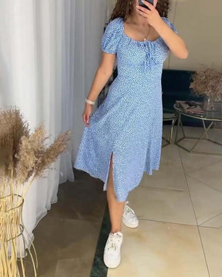 Avslappnad blommig klänning med smal passform