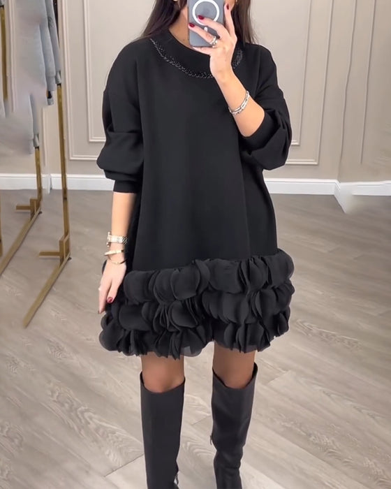 Elegant klänning med lapptäckta kronblad