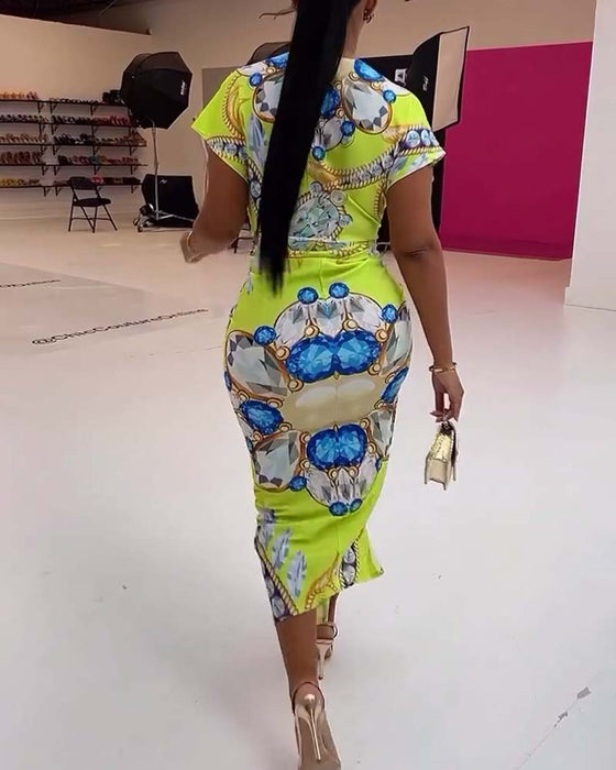 Klänning med djup V-slits i midjan