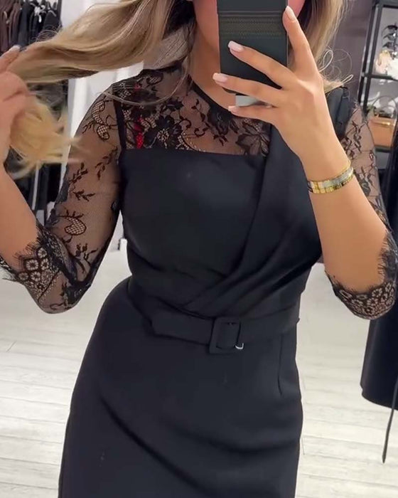 Klänning Med Midjesmäckande Design Och Lapptäcktsdetaljer