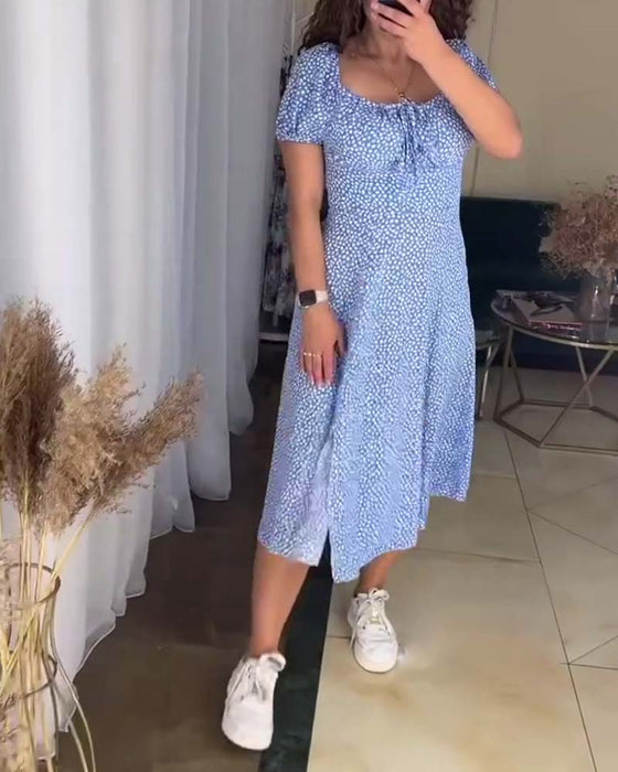 Avslappnad blommig klänning med smal passform