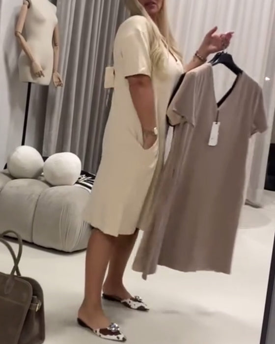 Moderiktig Och Elegant Klänning Med V-Ringning