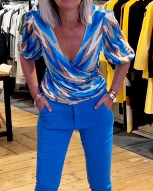 Tryckt avslappnad topp med djupt V