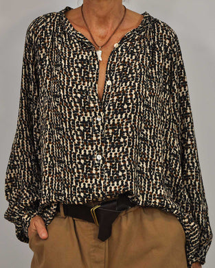 Avslappnad skjorta i retrostil med rund hals