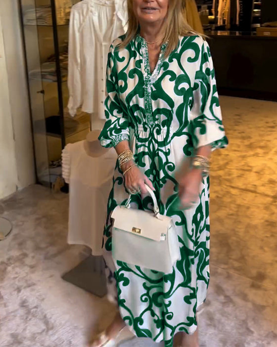 Lös klänning med tryck och V-ringning