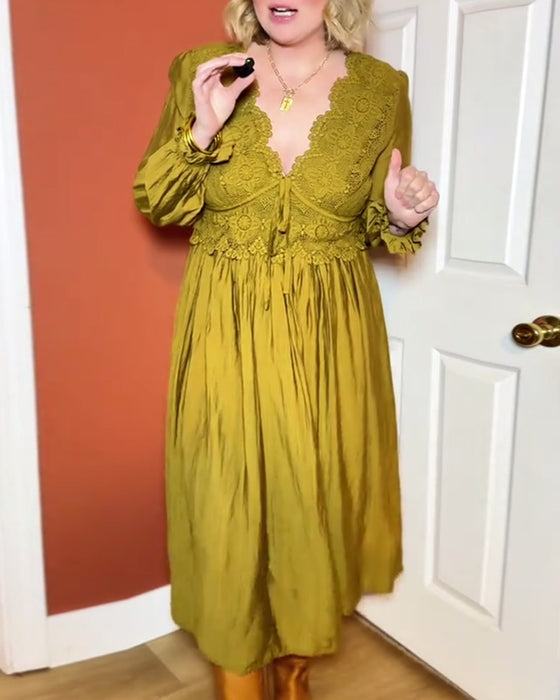 Elegant v-ringad spetsklänning med rynkor