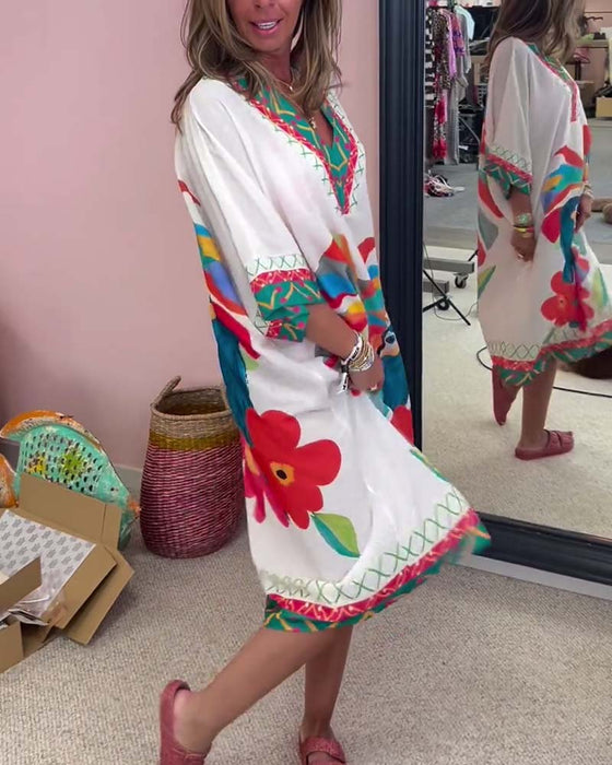 V-ringad klänning med graffititryck