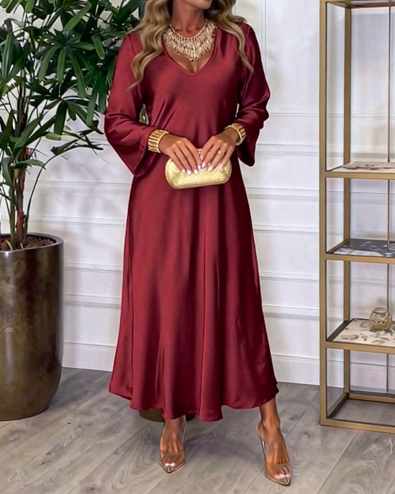 Elegant Klänning Med Lång Ärm Och V-Ringning
