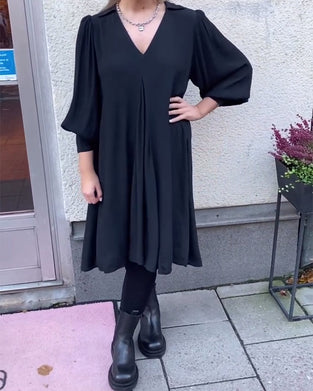 Klänning V-Ringad Moderiktig Lyktärm