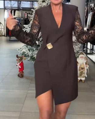 Klänning Med Spets Paneler, Djup V-Hals, Passande Siluett Och Romantisk Stämning