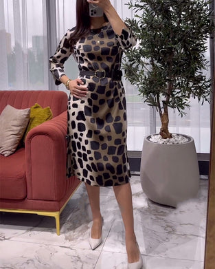 Trendig leopardmönstrad klänning med rund hals och slits