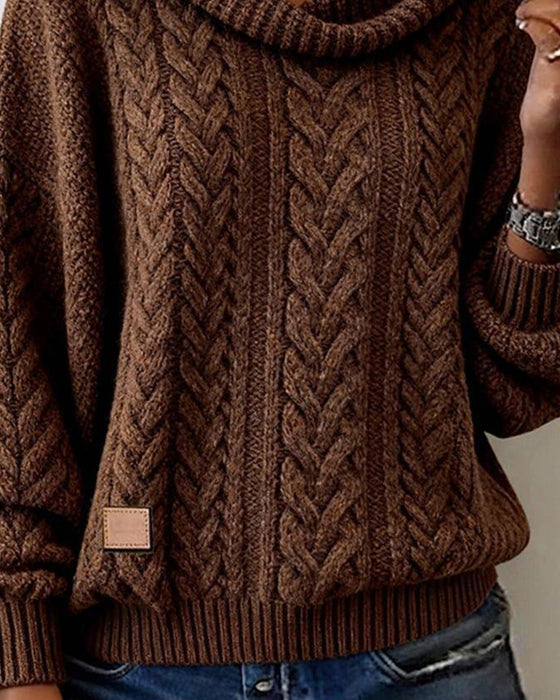 Enfärgad kabelstickad pullover