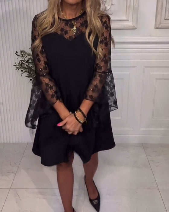 Enfärgad Klänning Med Klockärmar Och Lapptäcktsdetaljer