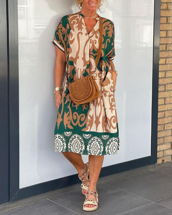 V-ringad klänning med geometriskt tryck