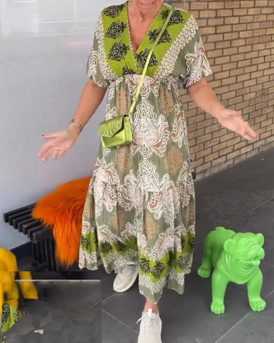 Avslappnad v-ringad kortärmad klänning med tryck