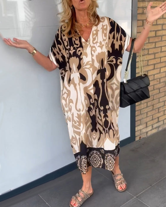 V-ringad klänning med geometriskt tryck