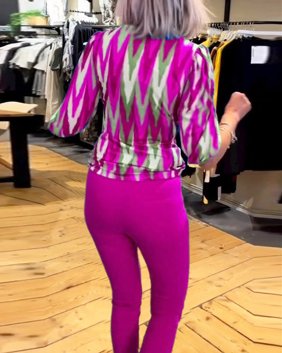 Tryckt avslappnad topp med djupt V