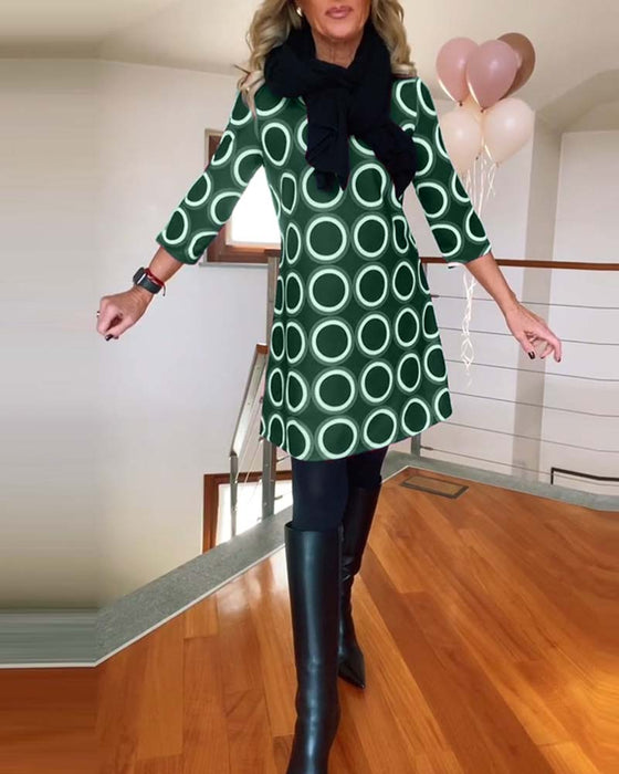 Avslappnad klänning med rund hals med cirkeltryck