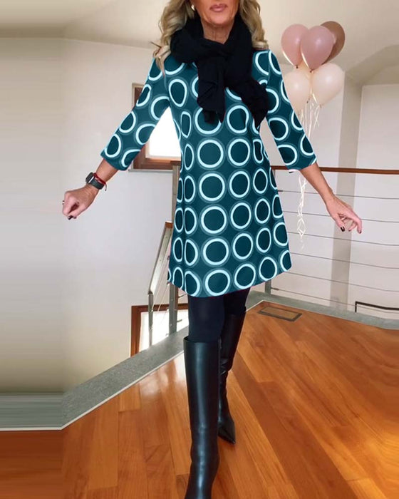 Avslappnad klänning med rund hals med cirkeltryck