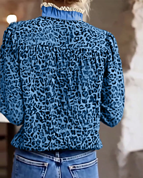 Blus med avslappnad leopardmönster och långärmad