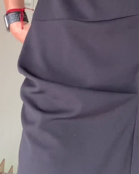 Elegant klänning i enfärgad plisserad rund hals