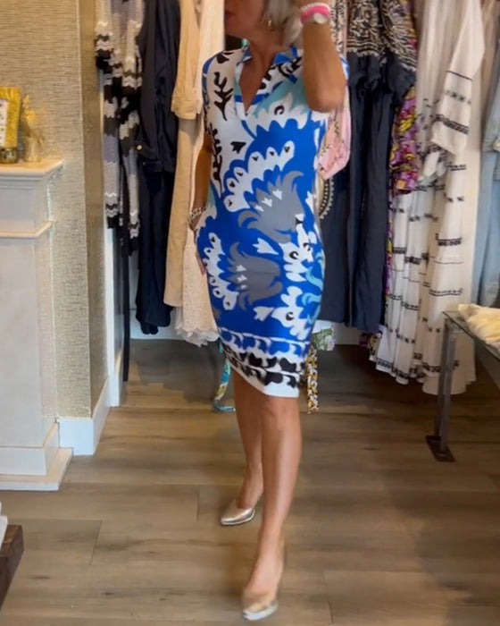 Kortärmad v-ringad klänning med tryck