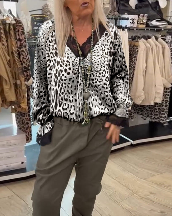 Moderiktig leopardmönstrad blus med V-ringad spets med patchwork