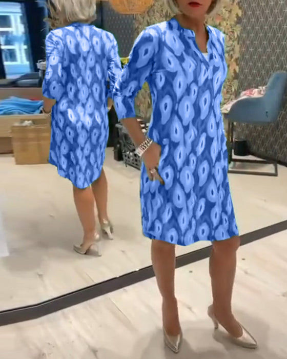 V-ringad klänning med trekvartsärm med tryck