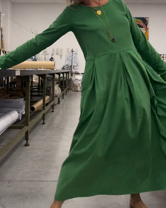 Enfärgad klänning med rund hals