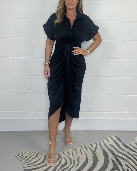 Elegant plisserad klänning med skjorthals