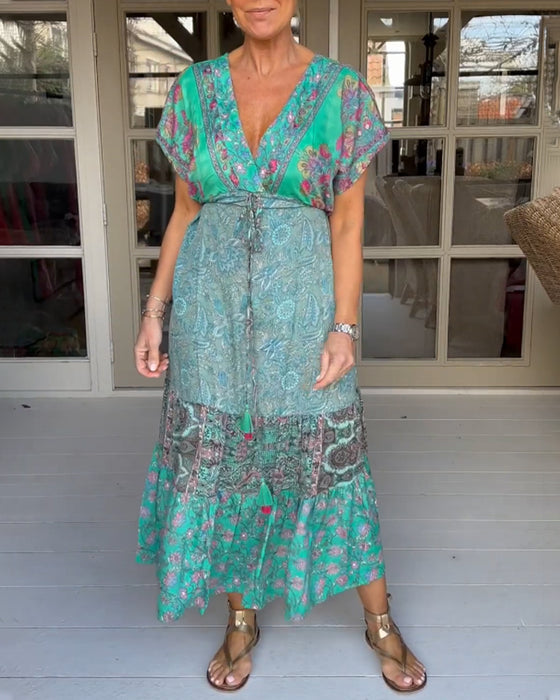 V-ringad elegant klänning med tryck