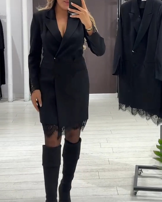 Klänning Med V-Ringning Och Insatser För Arbete